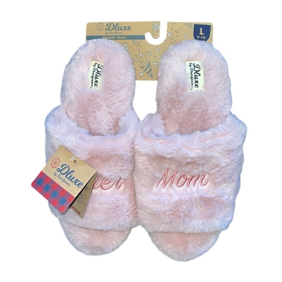 🌟NWT🌟 Dluxe by Dearfoams Pink "Super Mom" Faux Fur Slide House Slipper - Picture 1 of 11